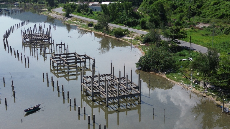 Huế: Chờ nh&agrave; đầu tư dẹp "ma trận" cọc b&ecirc; t&ocirc;ng tua tủa giữa vịnh Lăng C&ocirc;- Ảnh 2.