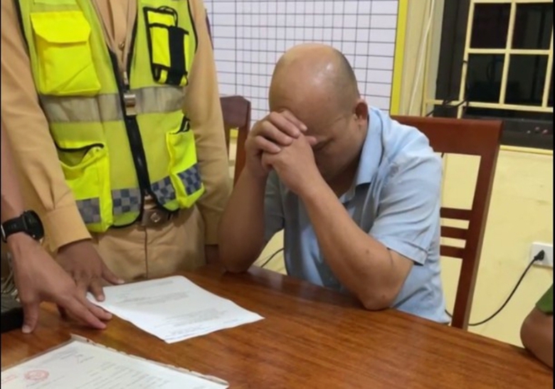 L&agrave;o Cai: Y&ecirc;u cầu xử nghi&ecirc;m ph&oacute; b&iacute; thư x&atilde; uống rượu t&ocirc;ng xe v&agrave;o đ&aacute;m đ&ocirc;ng, b&eacute; 8 tuổi tử vong- Ảnh 2.