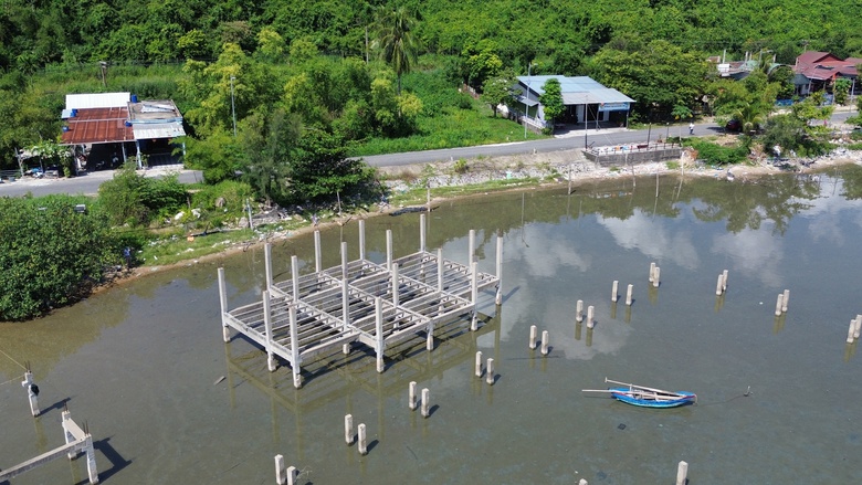 Huế: Chờ nh&agrave; đầu tư dẹp "ma trận" cọc b&ecirc; t&ocirc;ng tua tủa giữa vịnh Lăng C&ocirc;- Ảnh 3.