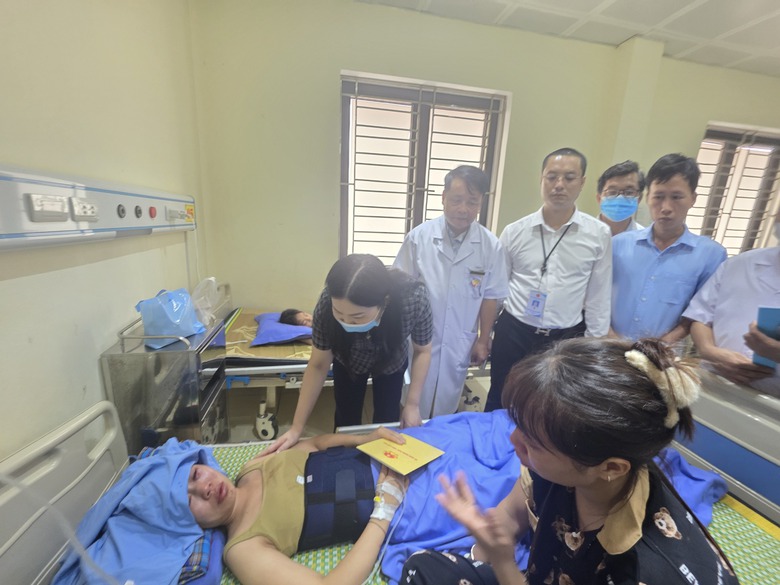 Bất ngờ danh t&iacute;nh t&agrave;i xế l&ugrave;i xe khiến b&eacute; 8 tuổi tử vong, 11 người bị thương ở L&agrave;o Cai- Ảnh 2.