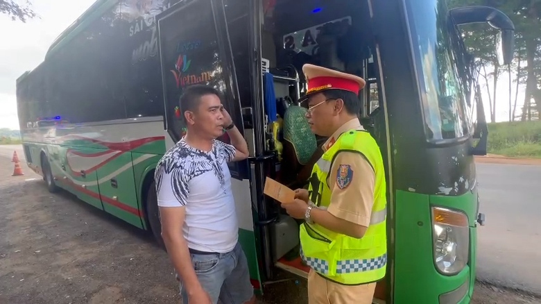 Chủ xe v&agrave; t&agrave;i xế bị xử phạt hơn 234 triệu đồng do xe kh&aacute;ch chở dư 21 người- Ảnh 2.