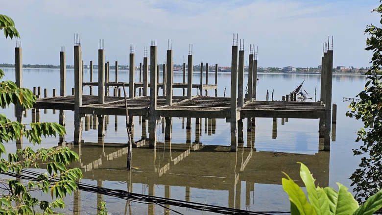 Huế: Chờ nh&agrave; đầu tư dẹp "ma trận" cọc b&ecirc; t&ocirc;ng tua tủa giữa vịnh Lăng C&ocirc;- Ảnh 5.