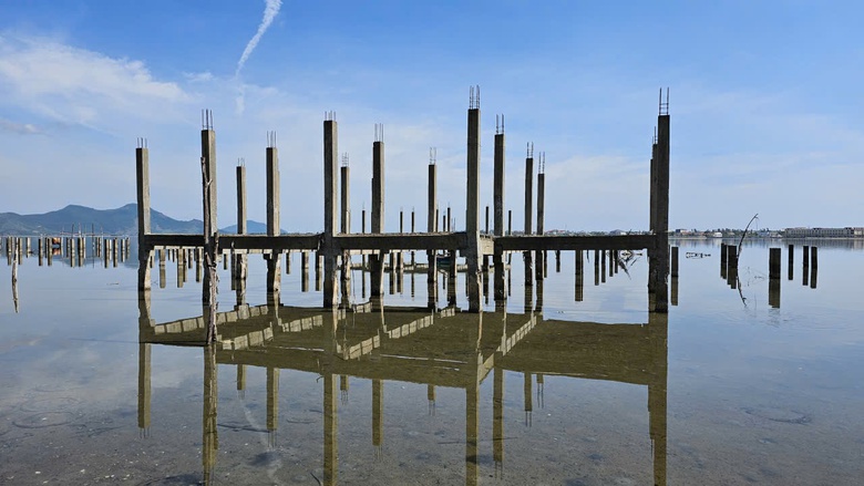 Huế: Chờ nh&agrave; đầu tư dẹp "ma trận" cọc b&ecirc; t&ocirc;ng tua tủa giữa vịnh Lăng C&ocirc;- Ảnh 6.