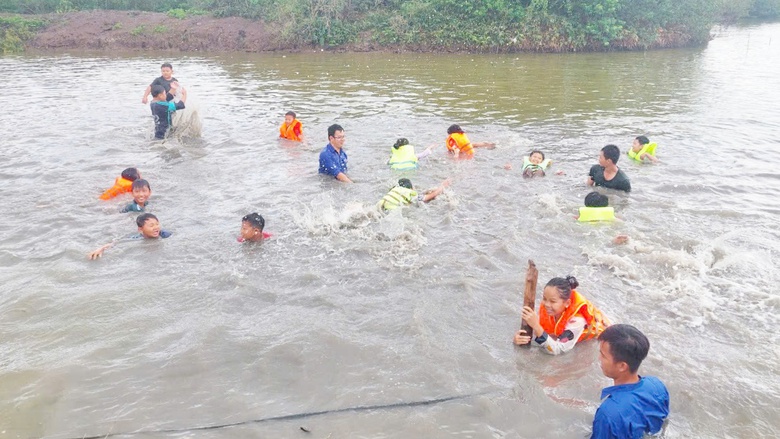 C&agrave; Mau: Bồi dưỡng kỹ năng tham gia giao th&ocirc;ng đường thủy cho trẻ em, ngăn ngừa đuối nước- Ảnh 2.