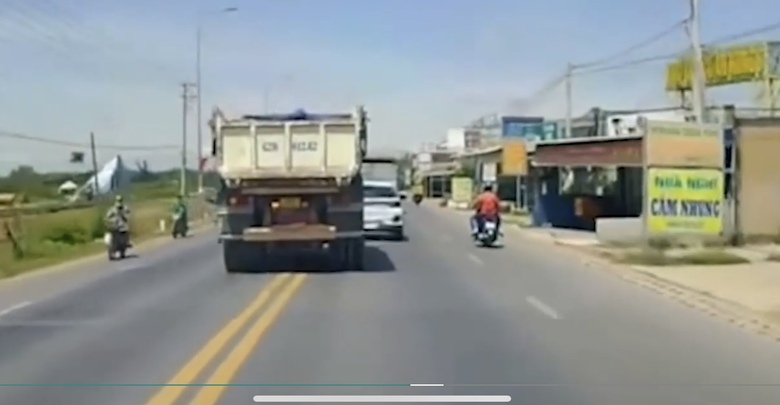 T&acirc;y Ninh: Lập bi&ecirc;n bản t&agrave;i xế xe ben đi ngược chiều tr&ecirc;n tỉnh lộ 824- Ảnh 1.