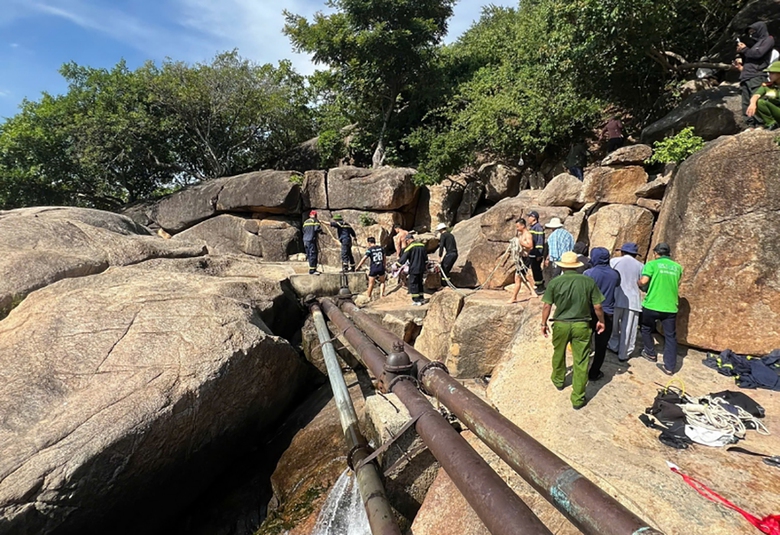 T&igrave;m thấy thi thể thiếu ni&ecirc;n 14 tuổi kẹt dưới hốc đ&aacute;- Ảnh 1.