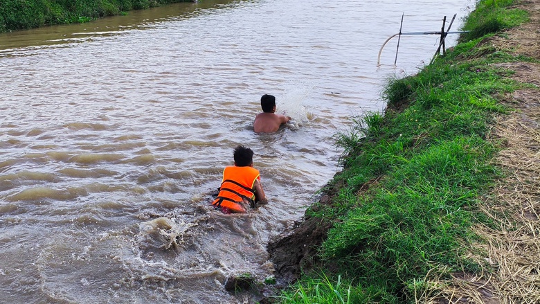 C&agrave; Mau: Bồi dưỡng kỹ năng tham gia giao th&ocirc;ng đường thủy cho trẻ em, ngăn ngừa đuối nước- Ảnh 1.