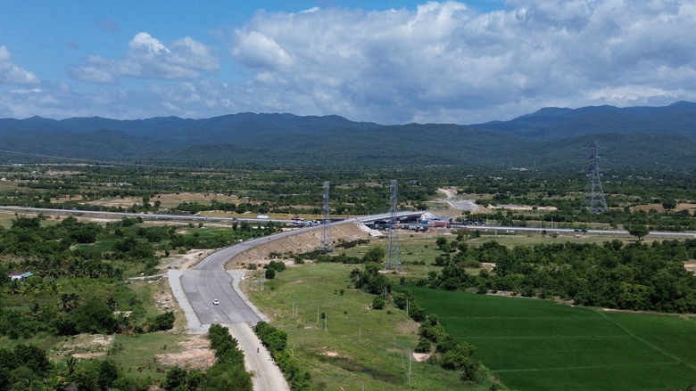 Đầu năm 2026, khép kín đường nối cao tốc Cam Lâm - Vĩnh Hảo đến cảng biển Cà Ná- Ảnh 2. Đầu năm 2026, khép kín đường nối cao tốc Cam Lâm - Vĩnh Hảo đến cảng biển Cà Ná- Ảnh 2.