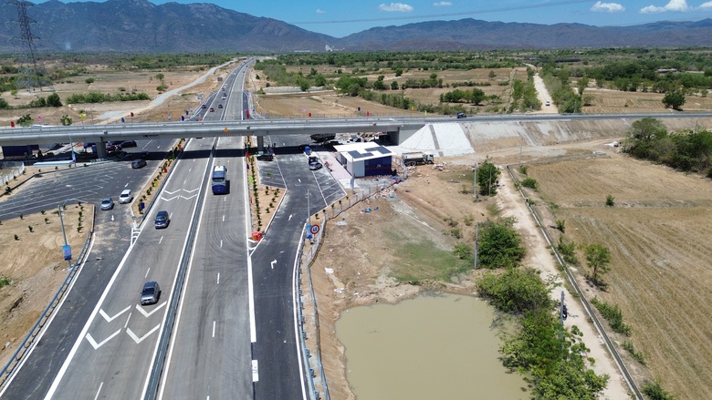 Đầu năm 2026, khép kín đường nối cao tốc Cam Lâm - Vĩnh Hảo đến cảng biển Cà Ná- Ảnh 1. Đầu năm 2026, khép kín đường nối cao tốc Cam Lâm - Vĩnh Hảo đến cảng biển Cà Ná- Ảnh 1.