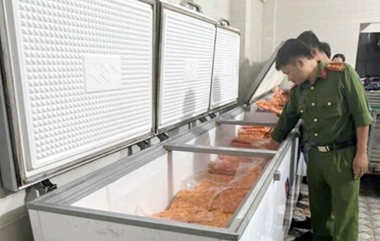 Đồng Th&aacute;p kiểm tra 2 hộ kinh doanh ph&aacute;t hiện hơn 5 tấn thịt, mỡ kh&ocirc;ng nguồn gốc- Ảnh 2.
