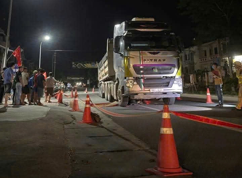 Xe đạp điện va chạm xe đầu k&eacute;o, thiếu ni&ecirc;n 14 tuổi tử vong thương t&acirc;m- Ảnh 1.