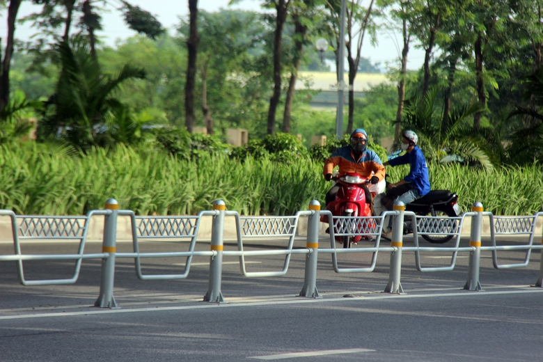 CSGT H&agrave; Nội tăng cường phạt nguội xe m&aacute;y lấn l&agrave;n &ocirc; t&ocirc; tr&ecirc;n đường ph&acirc;n l&agrave;n cứng- Ảnh 4.