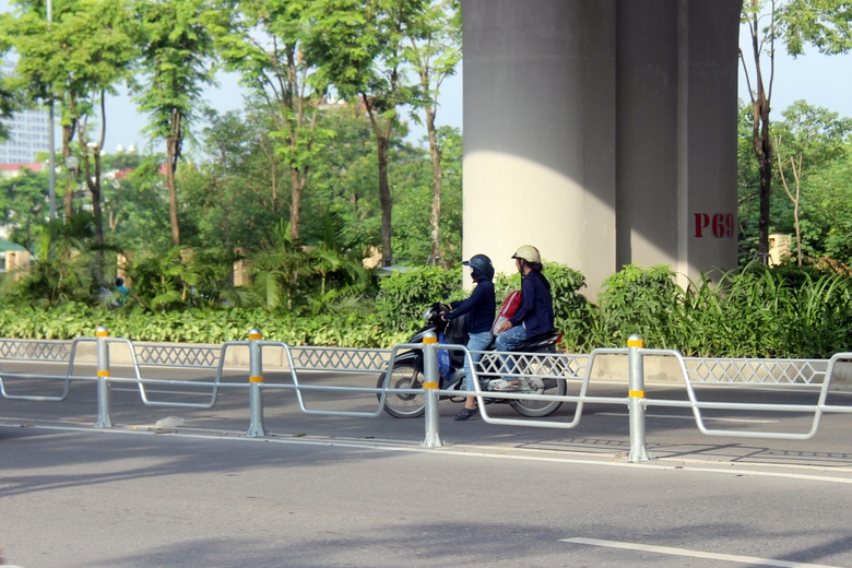 CSGT H&agrave; Nội tăng cường phạt nguội xe m&aacute;y lấn l&agrave;n &ocirc; t&ocirc; tr&ecirc;n đường ph&acirc;n l&agrave;n cứng- Ảnh 5.