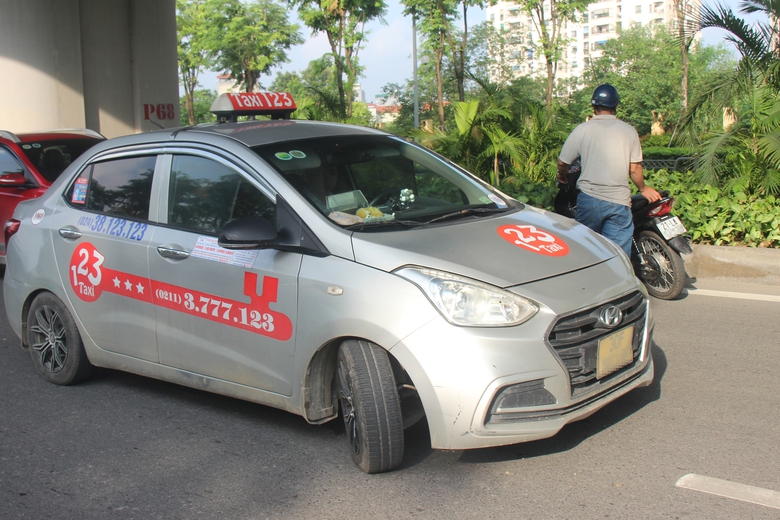 CSGT H&agrave; Nội tăng cường phạt nguội xe m&aacute;y lấn l&agrave;n &ocirc; t&ocirc; tr&ecirc;n đường ph&acirc;n l&agrave;n cứng- Ảnh 7.