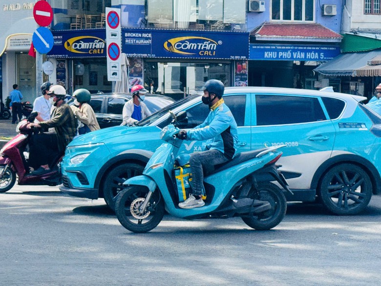 Chuyển đổi xe xăng sang điện tại TP.HCM: Chuy&ecirc;n gia chỉ ra 3 r&agrave;o cản lớn cần th&aacute;o gỡ- Ảnh 1.