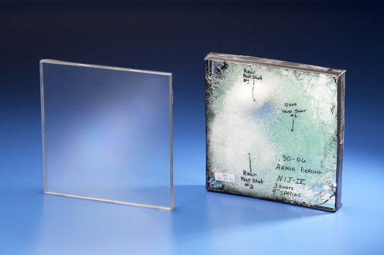 Hai khối nh&ocirc;m mỏng trong suốt vu&ocirc;ng vắn