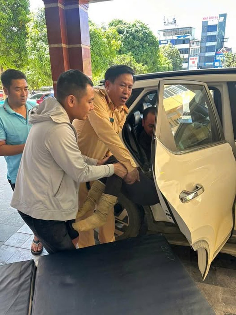 H&agrave; Tĩnh: Hai cảnh s&aacute;t giao th&ocirc;ng kịp thời hỗ trợ đưa người phụ nữ bị tai nạn đi cấp cứu- Ảnh 1.