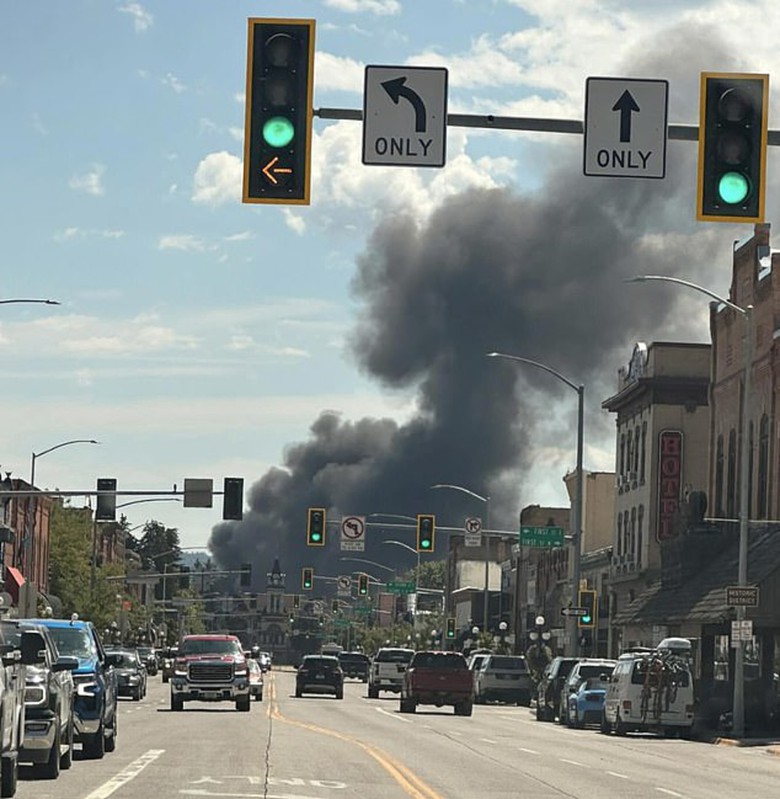 Mỹ: Hai máy bay va chạm trên đường băng, gây cháy nổ nghiêm trọng- Ảnh 2. Mỹ: Hai máy bay va chạm trên đường băng, gây cháy nổ nghiêm trọng- Ảnh 2.