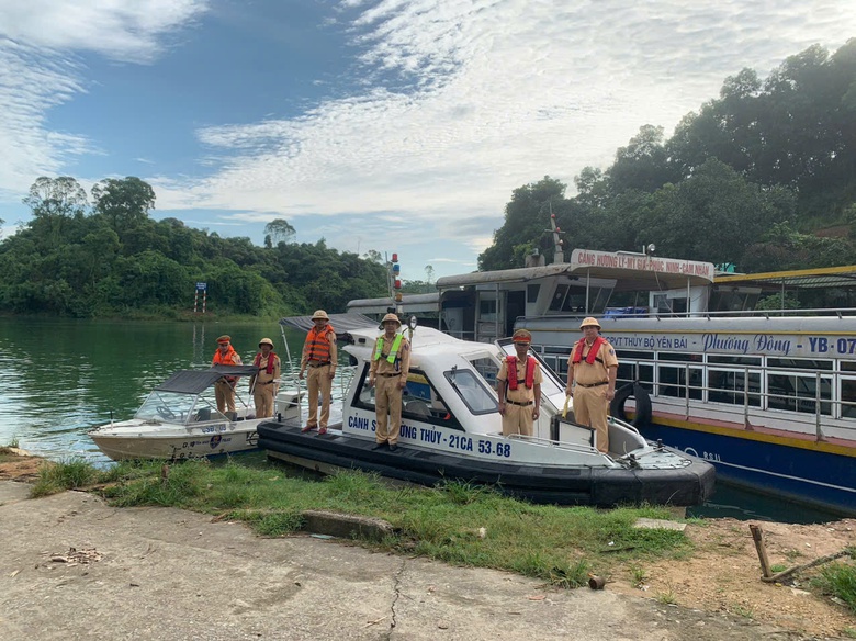 Cảnh s&aacute;t giao th&ocirc;ng đường thủy l&agrave;m g&igrave; để ngăn đuối nước tr&ecirc;n hồ Th&aacute;c B&agrave;?- Ảnh 6.