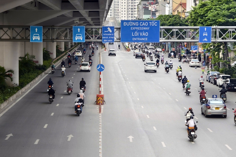 CSGT H&agrave; Nội tăng cường phạt nguội xe m&aacute;y lấn l&agrave;n &ocirc; t&ocirc; tr&ecirc;n đường ph&acirc;n l&agrave;n cứng- Ảnh 2.