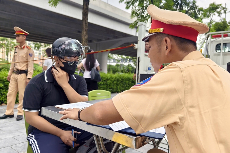 CSGT H&agrave; Nội tăng cường phạt nguội xe m&aacute;y lấn l&agrave;n &ocirc; t&ocirc; tr&ecirc;n đường ph&acirc;n l&agrave;n cứng- Ảnh 8.