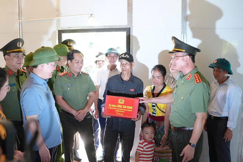 Ra qu&acirc;n cao điểm 40 ng&agrave;y đ&ecirc;m dựng nh&agrave;, x&acirc;y trường cho người d&acirc;n v&ugrave;ng lũ Nghệ An- Ảnh 1.