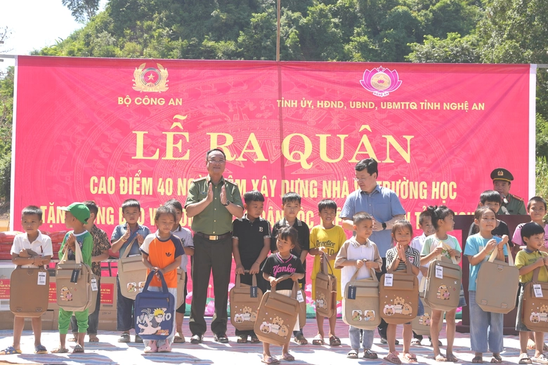 Ra qu&acirc;n cao điểm 40 ng&agrave;y đ&ecirc;m dựng nh&agrave;, x&acirc;y trường cho người d&acirc;n v&ugrave;ng lũ Nghệ An- Ảnh 3.