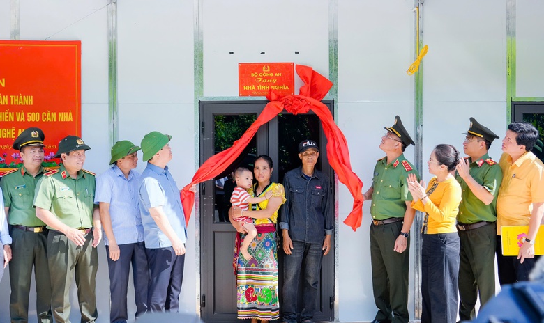 Ra qu&acirc;n cao điểm 40 ng&agrave;y đ&ecirc;m dựng nh&agrave;, x&acirc;y trường cho người d&acirc;n v&ugrave;ng lũ Nghệ An- Ảnh 4.