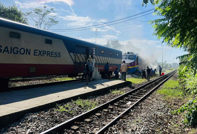 Nhanh ch&oacute;ng xử l&yacute; đầu m&aacute;y t&agrave;u hỏa bốc ch&aacute;y ở ga Truồi- Ảnh 1.