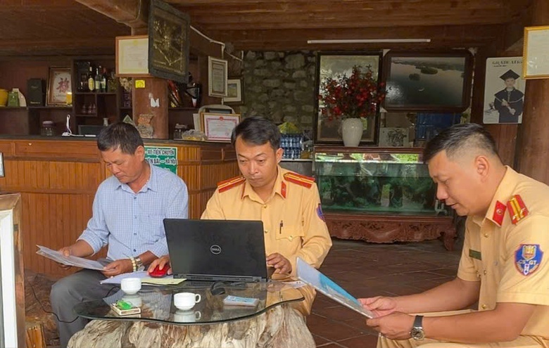 Cảnh s&aacute;t giao th&ocirc;ng đường thủy l&agrave;m g&igrave; để ngăn đuối nước tr&ecirc;n hồ Th&aacute;c B&agrave;?- Ảnh 2.