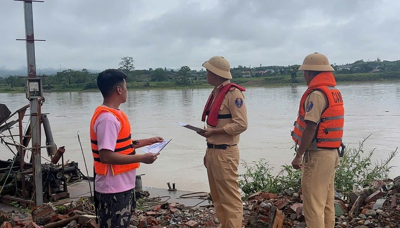 Cảnh s&aacute;t giao th&ocirc;ng đường thủy l&agrave;m g&igrave; để ngăn đuối nước tr&ecirc;n hồ Th&aacute;c B&agrave;?- Ảnh 3.