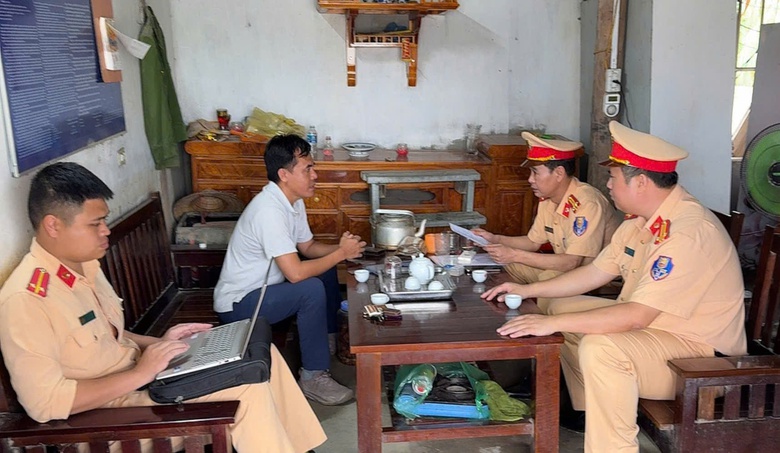 Cảnh s&aacute;t giao th&ocirc;ng đường thủy l&agrave;m g&igrave; để ngăn đuối nước tr&ecirc;n hồ Th&aacute;c B&agrave;?- Ảnh 5.