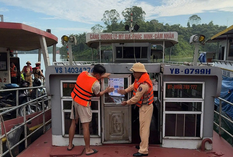 Cảnh s&aacute;t giao th&ocirc;ng đường thủy l&agrave;m g&igrave; để ngăn đuối nước tr&ecirc;n hồ Th&aacute;c B&agrave;?- Ảnh 4.