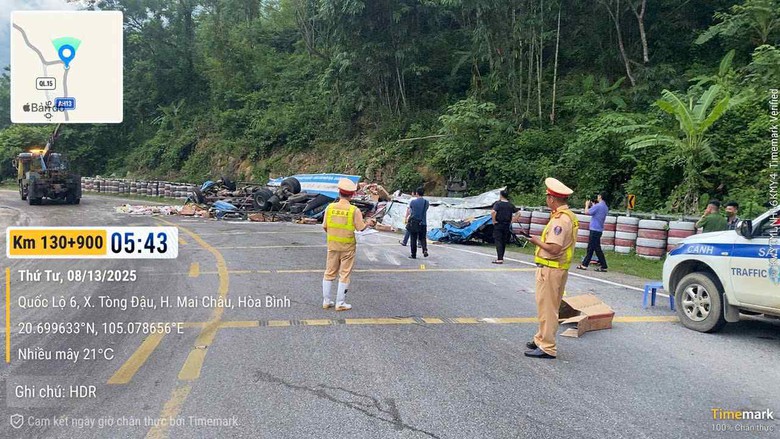 &Ocirc; t&ocirc; tải mất phanh lật ngửa tr&ecirc;n QL6 qua Ph&uacute; Thọ, t&agrave;i xế tử vong tại chỗ- Ảnh 2.