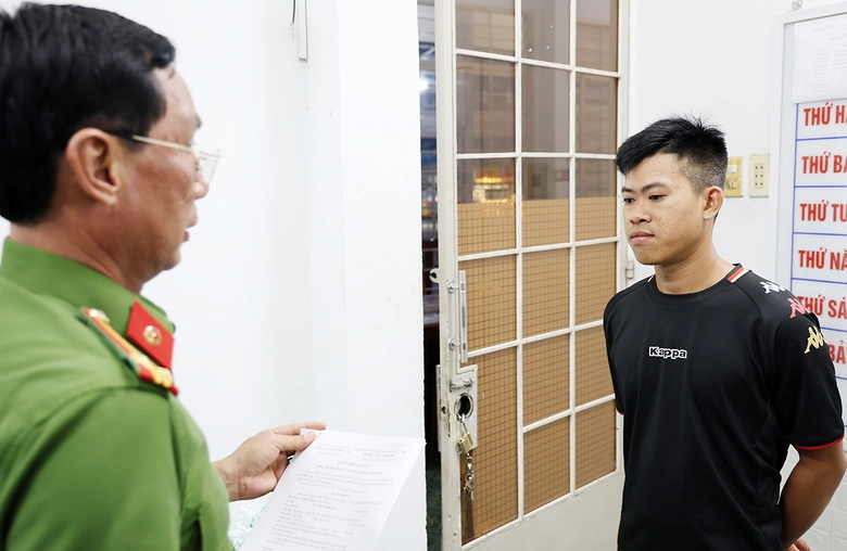 An Giang: Tạm giữ thanh ni&ecirc;n cho vay nặng l&atilde;i, người vay phải chụp ảnh khỏa th&acirc;n- Ảnh 1.