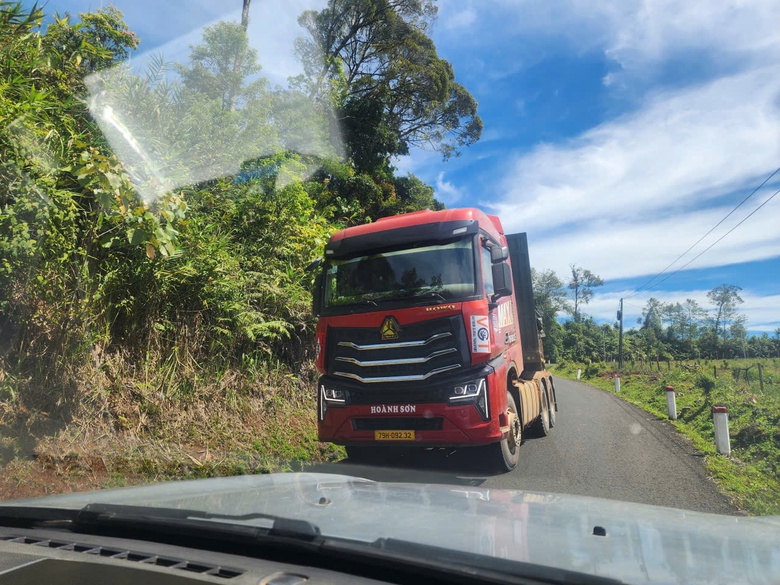 Quốc lộ 24 qu&aacute; tải sau s&aacute;p nhập tỉnh Quảng Ng&atilde;i, tiềm ẩn nguy cơ tai nạn- Ảnh 2.