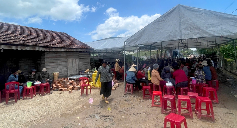 Nỗi đau chồng tật nguyền mất vợ, hai con nằm viện- Ảnh 2. Nỗi đau chồng tật nguyền mất vợ, hai con nằm viện- Ảnh 2.