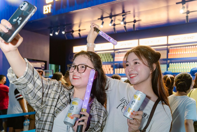 Vừa mới ra mắt v&agrave; đang viral tr&ecirc;n mạng x&atilde; hội, tr&agrave; kombucha c&oacute; gaz HAYĐẤY đ&atilde; kịp c&oacute; mặt tại V-Concert v&agrave; V-Fest. Đ&acirc;y l&agrave; sản phẩm kombucha ủ 6 th&aacute;ng đầu ti&ecirc;n ở Việt Nam, được l&ecirc;n men chậm từ l&aacute; tr&agrave; xanh hữu cơ theo c&aacute;ch ủ truyền thống, gi&uacute;p tốt cho đường ruột hơn. Sản phẩm nhanh ch&oacute;ng &ldquo;đốn tim&rdquo; c&aacute;c Gen Z với bao b&igrave; bắt mắt, ng&agrave;o ngạt hương tr&agrave;, lại c&ograve;n c&oacute; gaz, chua