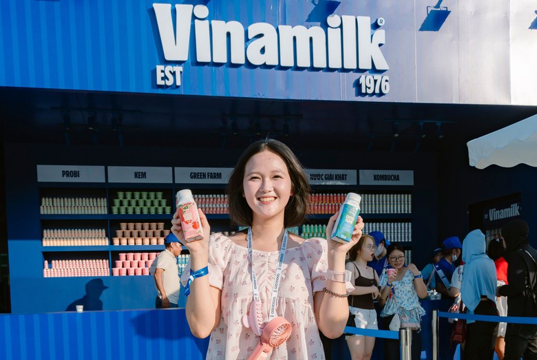 Sữa chua uống thanh tr&ugrave;ng s&aacute;nh mướt, thoảng hương cỏ hoa nay c&oacute; th&ecirc;m vải thiều v&agrave; hoa nh&agrave;i, cam v&agrave; hoa bưởi. Kết hợp c&ugrave;ng thạch thủy tinh gi&ograve;n dai, sản phẩm đủ để &ldquo;vỗ về vị gi&aacute;c&rdquo; mọi kh&aacute;n giả trong ng&agrave;y h&egrave;.