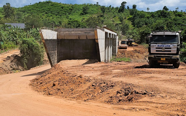 Cận cảnh 2 c&ocirc;ng tr&igrave;nh cầu vượt lũ chờ vốn vừa t&aacute;i khởi động thi c&ocirc;ng ở Quảng Trị- Ảnh 7.