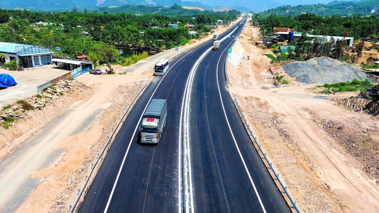 Thảm những m&eacute;t nhựa cuối c&ugrave;ng tr&ecirc;n tuyến ch&iacute;nh cao tốc H&ograve;a Li&ecirc;n - T&uacute;y Loan- Ảnh 1.