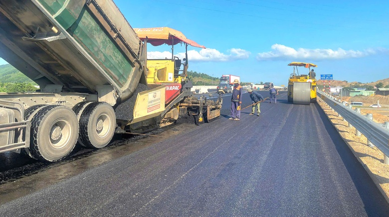 Thảm những m&eacute;t nhựa cuối c&ugrave;ng tr&ecirc;n tuyến ch&iacute;nh cao tốc H&ograve;a Li&ecirc;n - T&uacute;y Loan- Ảnh 3.