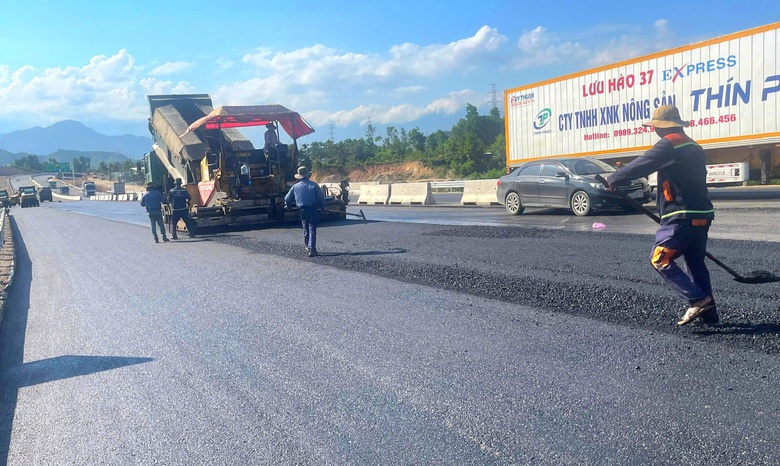 Thảm những m&eacute;t nhựa cuối c&ugrave;ng tr&ecirc;n tuyến ch&iacute;nh cao tốc H&ograve;a Li&ecirc;n - T&uacute;y Loan- Ảnh 4.