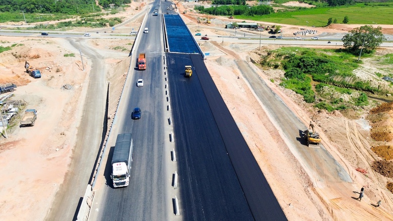 Thảm những m&eacute;t nhựa cuối c&ugrave;ng tr&ecirc;n tuyến ch&iacute;nh cao tốc H&ograve;a Li&ecirc;n - T&uacute;y Loan- Ảnh 5.
