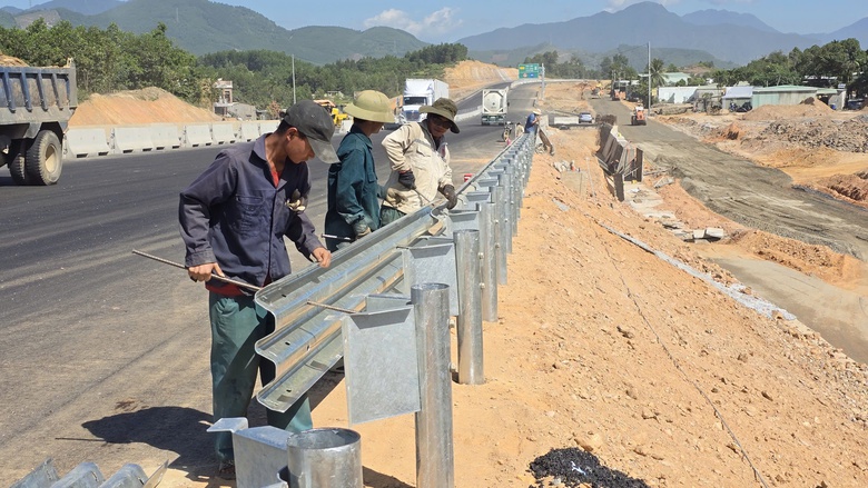 Thảm những m&eacute;t nhựa cuối c&ugrave;ng tr&ecirc;n tuyến ch&iacute;nh cao tốc H&ograve;a Li&ecirc;n - T&uacute;y Loan- Ảnh 9.