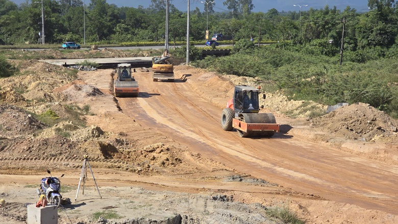 Thảm những m&eacute;t nhựa cuối c&ugrave;ng tr&ecirc;n tuyến ch&iacute;nh cao tốc H&ograve;a Li&ecirc;n - T&uacute;y Loan- Ảnh 12.