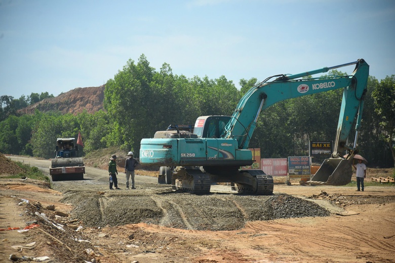 Thảm những m&eacute;t nhựa cuối c&ugrave;ng tr&ecirc;n tuyến ch&iacute;nh cao tốc H&ograve;a Li&ecirc;n - T&uacute;y Loan- Ảnh 11.