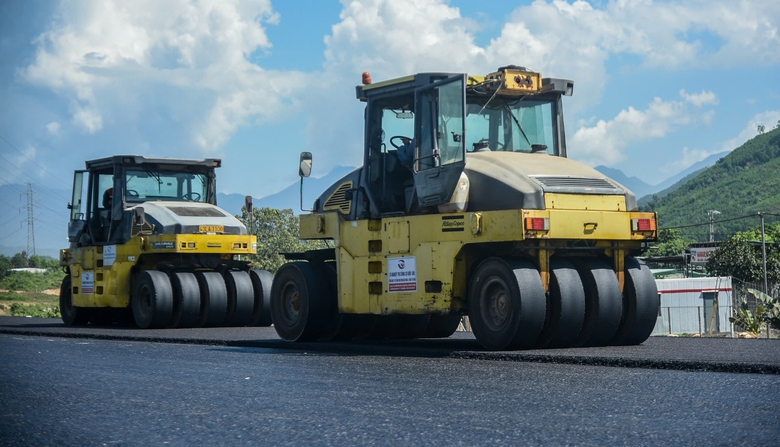 Thảm những m&eacute;t nhựa cuối c&ugrave;ng tr&ecirc;n tuyến ch&iacute;nh cao tốc H&ograve;a Li&ecirc;n - T&uacute;y Loan- Ảnh 6.