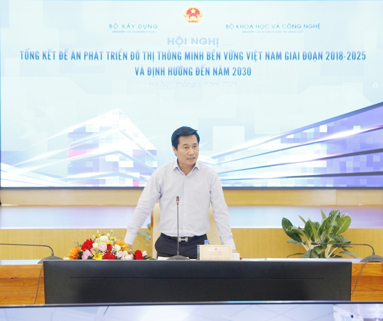 Thứ trưởng Bộ X&acirc;y dựng Nguyễn Tường Văn khẳng định, việc ph&aacute;t triển đ&ocirc; thị th&ocirc;ng minh kh&ocirc;ng phải l&agrave; chạy đua theo c&ocirc;ng nghệ m&agrave; phải lấy con người l&agrave;m trung t&acirc;m.