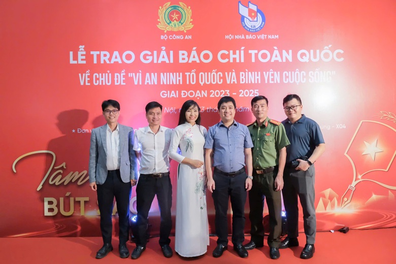 B&aacute;o X&acirc;y dựng đoạt giải b&aacute;o ch&iacute; &ldquo;V&igrave; an ninh Tổ quốc v&agrave; b&igrave;nh y&ecirc;n cuộc sống&rdquo;- Ảnh 2.